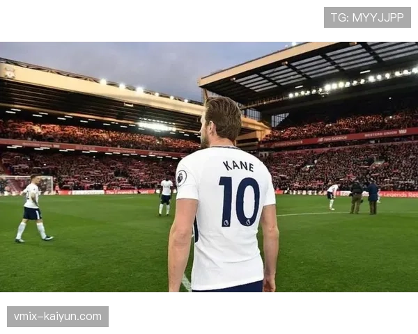 特写:打入俱乐部生涯第300球后,凯恩在温布利向看台鼓掌致意 特写:打入俱乐部生涯第300球后,凯恩在温布利向看台鼓掌致意